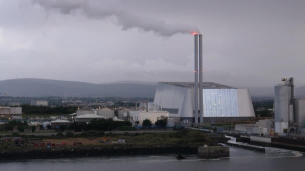 爱尔兰共和国都柏林Poolbeg半岛废物向能源热能发电厂的手持夜间拍摄 — 图库视频影像
