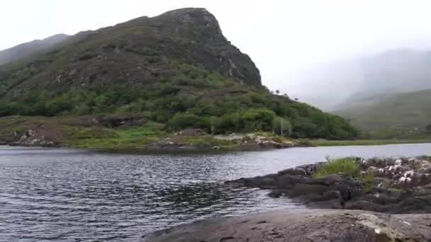 Schwenk Aufnahme Des Long Range Lake Zwischen Bergen Der Nähe — Stockvideo