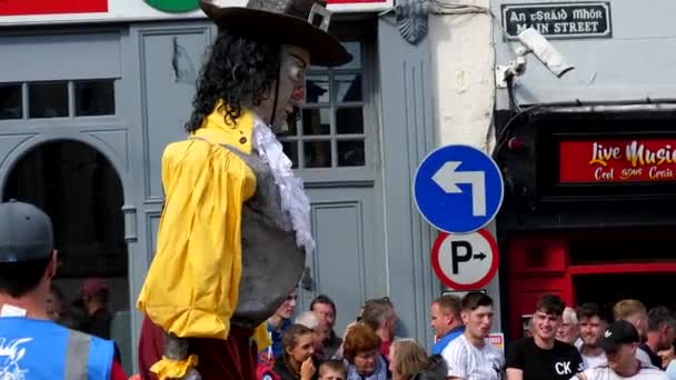 Killorglin Irlanda Agosto 2019 Fantoche Gigante Entretendo Multidão Livre Cidade — Vídeo de Stock