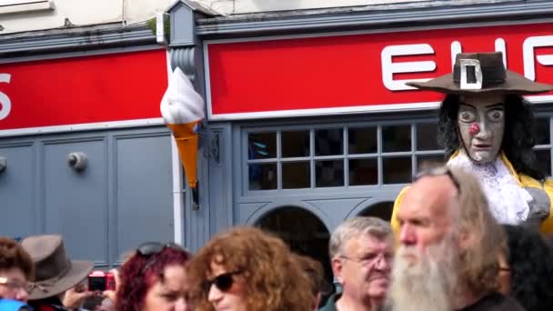 Killorglin Irlanda Agosto 2019 Giant Spooky Walkabout Puppet Walking Crowd — Vídeo de Stock