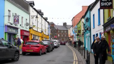 DİNGLE, IRELAND - 2019: İrlanda 'da popüler turizm kasabası Dingle' ın renkli ana caddesi.
