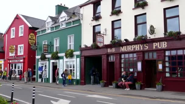爱尔兰德累斯顿 2019年8月 爱尔兰海滨度假胜地丁格尔镇繁忙的主要街道上的泛宁射击 — 图库视频影像
