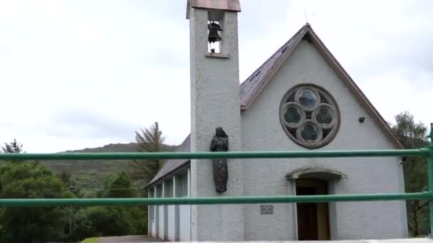 Небольшая Церковь Отдаленной Деревне Блэк Вэлли Республике Ирландия Вид Пассажира — стоковое видео