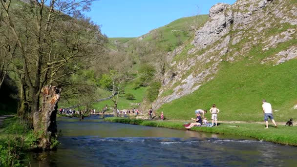 Dovedale Ashbourne Reino Unido Mayo 2018 Día Familia Personas Que — Vídeos de Stock