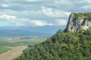 Mavi gökyüzü ve bulutlu dağ manzarası