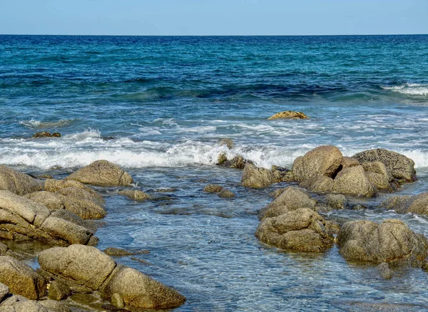Parlak güneşli bir günde Tasmanya Avustralya kıyı rezalet
