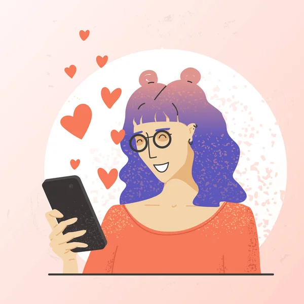 Lächelnde Frau mit rosa und lila Haaren in orangefarbener Kleidung und Brille. Mädchen mit Handy liest Liebesbotschaften. weibliche Figur mit Smartphone in der Hand. Illustration im trendigen flachen Stil. — Stockvektor