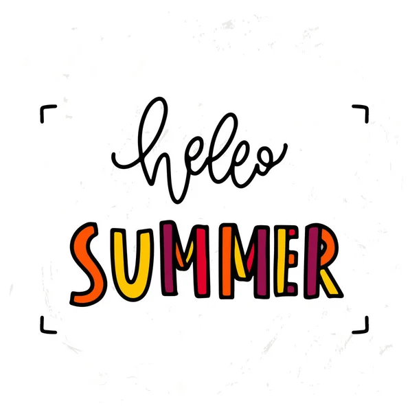 Trendy beletteringsposter. Handgetekende kalligrafie Hallo zomer. Inspirerend citaat op witte achtergrond. Vector illustratie zin. kleur letters - roze, oranje, rood — Stockvector