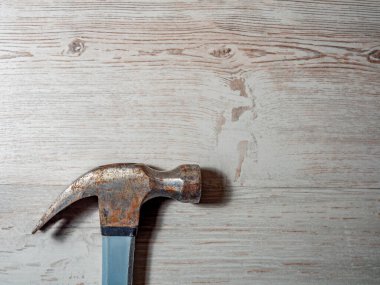 İnşaat çekici yerde yatıyor.