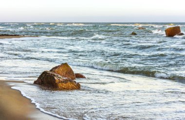 Çalkantılı bir su kayaçların deniz manzarası