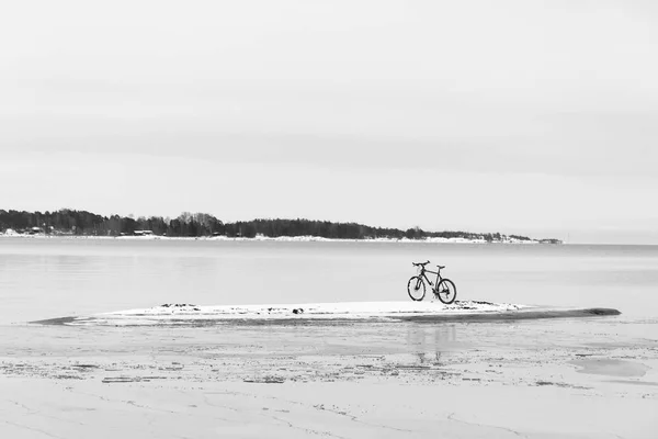 Велосипед на острове в океане — стоковое фото