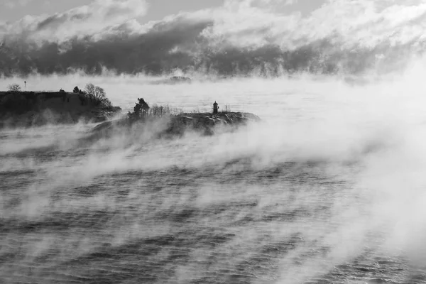 Eiland met een vuurtoren in mist — Stockfoto