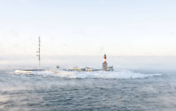 Faro su un'isola nel mare nebbioso — Foto Stock