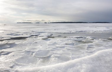Karlı kış manzara Donmuş denizde