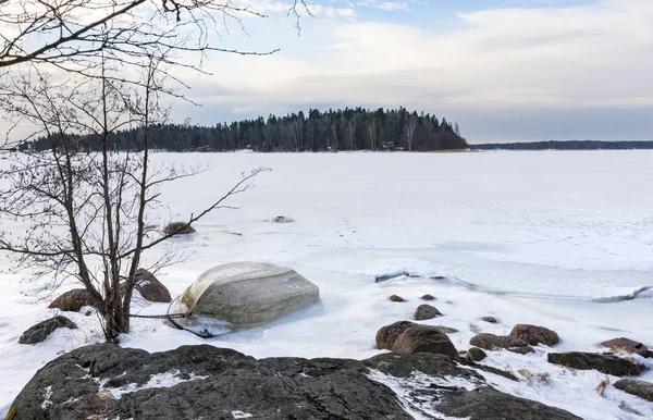 Kleine witte boot op ijs in de winter — Stockfoto