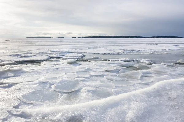 Snowy winter landscape at frozen sea — Stock Photo, Image