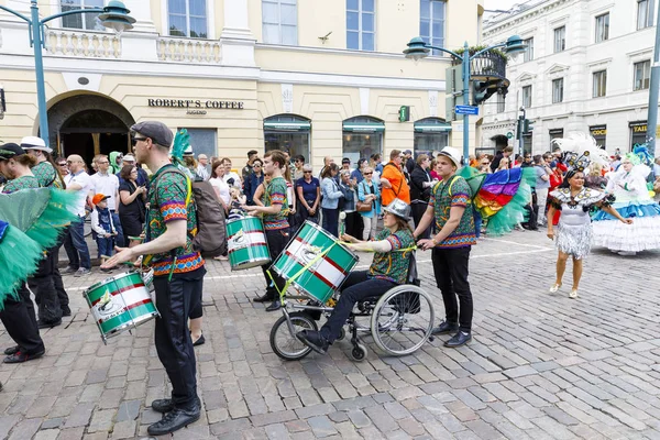 HELSINKI, FINLANDIA - 10 GIUGNO 2017: Helsinki Samba Carnaval celeb — Foto Stock