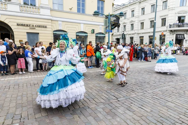 HELSINKI, FINLANDIA - 10 DE JUNIO DE 2017: Helsinki Samba Carnaval celeb —  Fotos de Stock