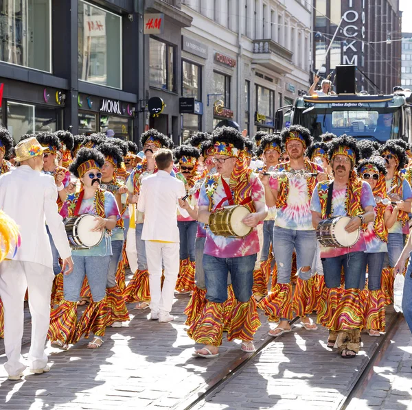 HELSINKI, FINLANDIA - 10 DE JUNIO DE 2017: Helsinki Samba Carnaval celeb — Foto de Stock