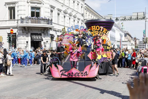 (Inggris) HELSINKI, FINLAND - JUNE 10, 2017: Helsinki Samba Carnaval celeb — Stok Foto