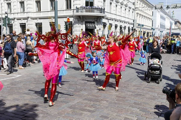 HELSINKI, FINLANDIA - 10 DE JUNIO DE 2017: Helsinki Samba Carnaval celeb — Foto de Stock