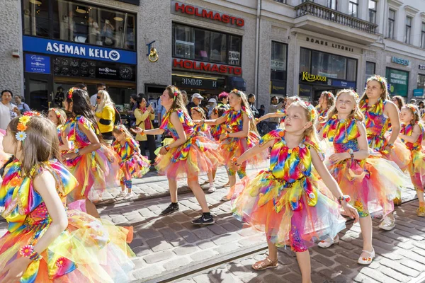 HELSINKI, FINLANDIA - 10 DE JUNIO DE 2017: Helsinki Samba Carnaval celeb —  Fotos de Stock