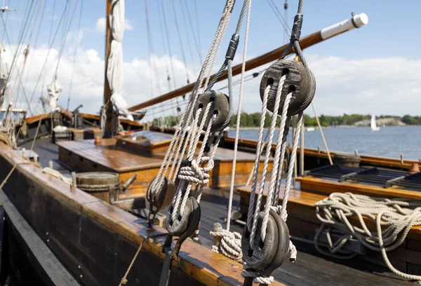 古代の木製帆船滑車およびロープ — ストック写真