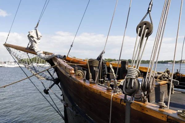 Oude houten zeilboot katrollen en touwen — Stockfoto