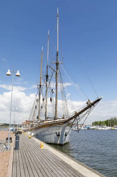 Helsinky, Finsko - 10. června 2017: Dřeva se vysoký plachetnice na — Stock fotografie