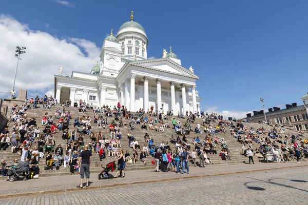 Helsinky, Finsko - 10. června 2017: Lidé sedí před St. Ni — Stock fotografie