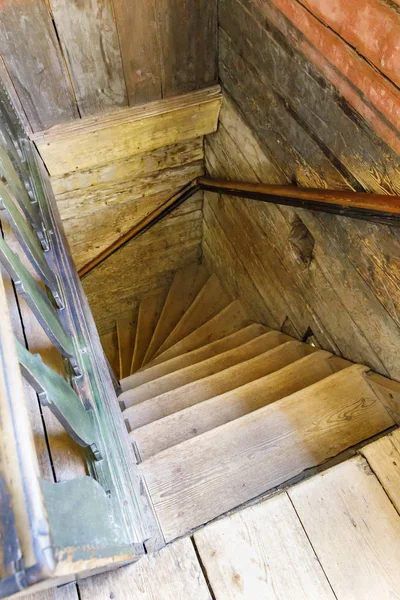 Oude houten trap in een hout gemaakt huis — Stockfoto