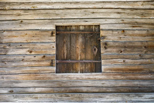 Trappe en bois dans un mur en bois — Photo
