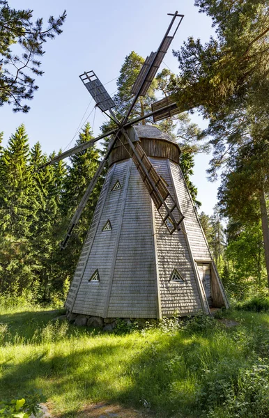 Oude houten windmolen in bos — Stockfoto