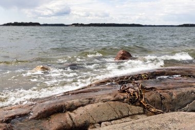 Kayalık deniz ve köpüklü su dalgaları