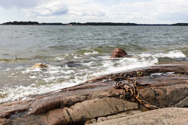 Kayalık deniz ve köpüklü su dalgaları
