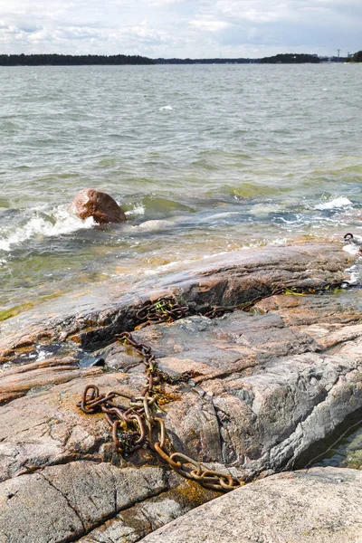 Rotsachtige kust en schuimend water golven — Stockfoto