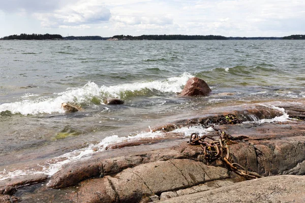 Rotsachtige kust en schuimend water golven — Stockfoto