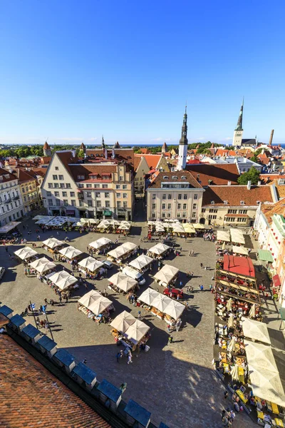 Stadhuisplein in de oude binnenstad van Tallinn, Estland op 26 juli, — Stockfoto