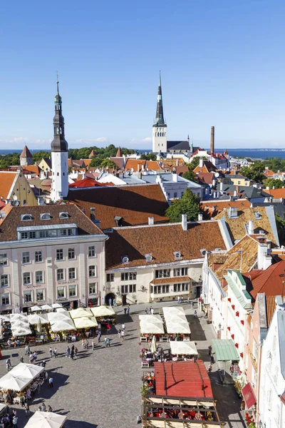 Stadhuisplein in de oude binnenstad van Tallinn, Estland op 26 juli, — Stockfoto