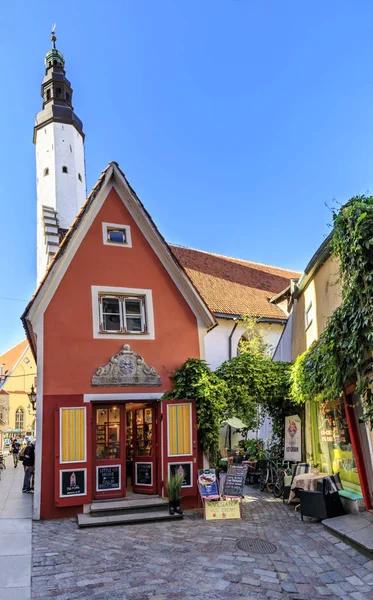 Röda byggnaden fasad och torn av en kyrka i Tallinn — Stockfoto