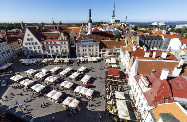 Stadhuisplein in de oude binnenstad van Tallinn, Estland op 26 juli, — Stockfoto