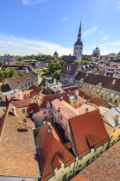 Εκκλησία Αγίου Νικολάου και στέγες από την παλιά πόλη του Ταλίν, Estoni — Φωτογραφία Αρχείου