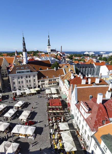 Rådhustorget i gamla stan i Tallinn, Estland den 26 juli, — Stockfoto