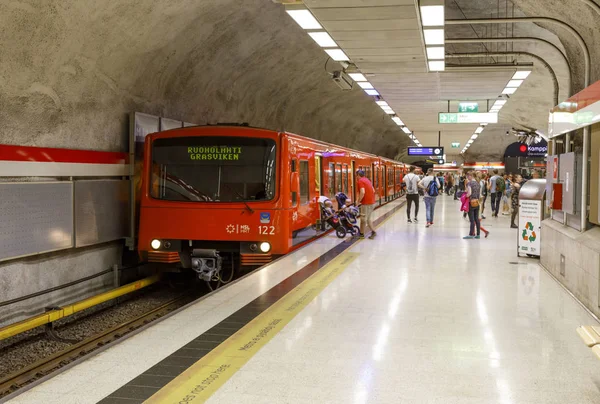 Augu tarihinde Helsinki, Finlandiya'da Kamppi metro metro istasyonu