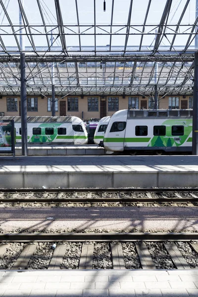 Pociągi w dworca kolejowego w Helsinkach, w Finlandii na 05 sierpnia 201 — Zdjęcie stockowe
