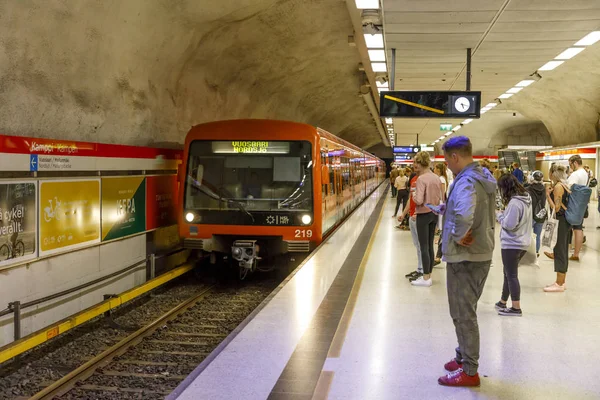 Estação de metro subterrânea em Kamppi em Helsínquia, Finlândia em Augu — Fotografia de Stock