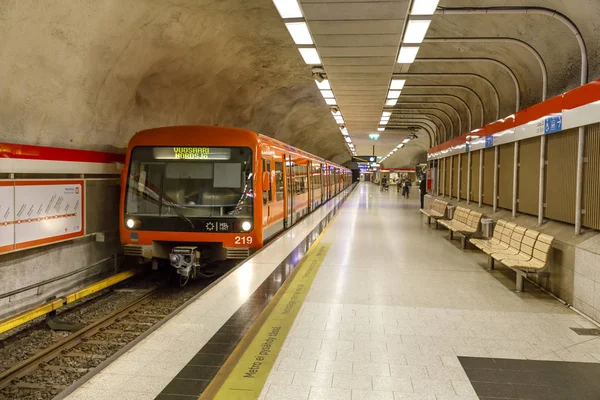 Estação de metro subterrânea em Kamppi em Helsínquia, Finlândia em Augu — Fotografia de Stock