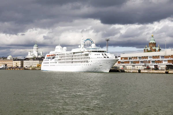 Grande nave da crociera bianca nel porto di Helsinki, Finlandia — Foto Stock