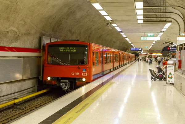 Estação de metro subterrânea em Kamppi em Helsínquia, Finlândia — Fotografia de Stock