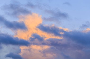 Kontrastlı renkli fırtına bulutları gökyüzünde